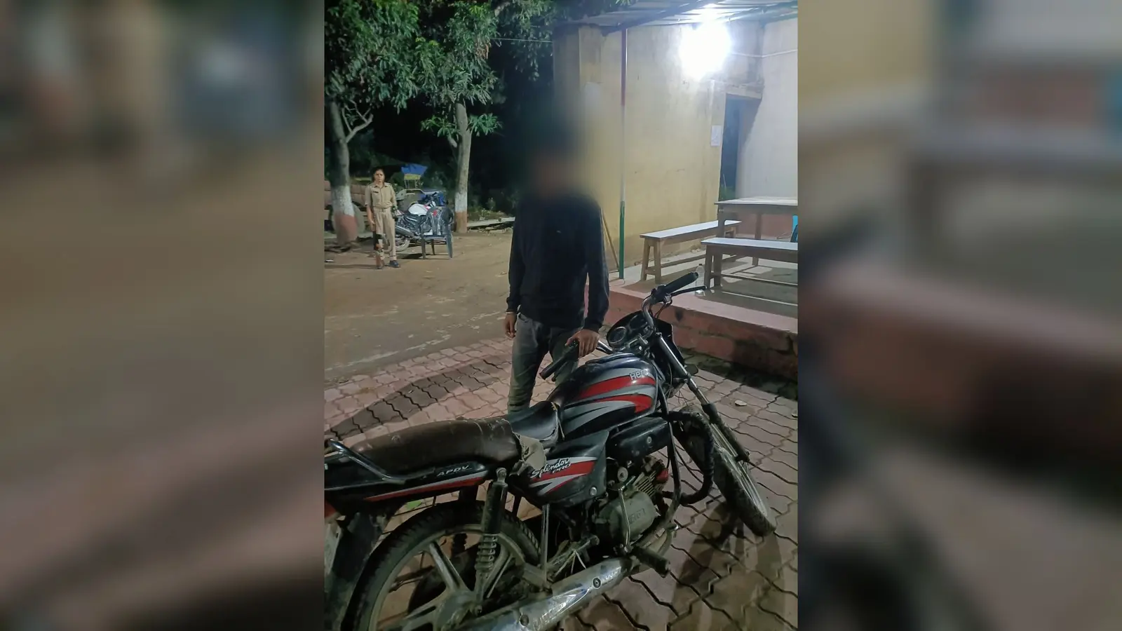 चोरी की मोटरसाइकिल के साथ गिरफ्तार चोर | Prabhat Khabar Network चोरी की मोटरसाइकिल के साथ गिरफ्तार चोर | Prabhat Khabar Network