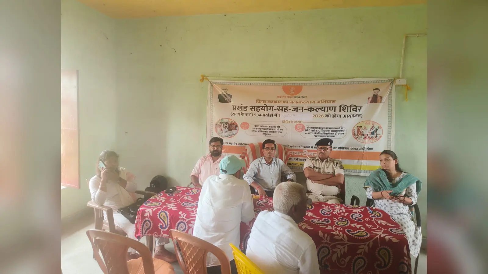 पकरीबरावां के गुलनी सहयोग शिविर में लोगों की समस्या सुनते अधिकारी. | Prabhat Khabar Network पकरीबरावां के गुलनी सहयोग शिविर में लोगों की समस्या सुनते अधिकारी. | Prabhat Khabar Network