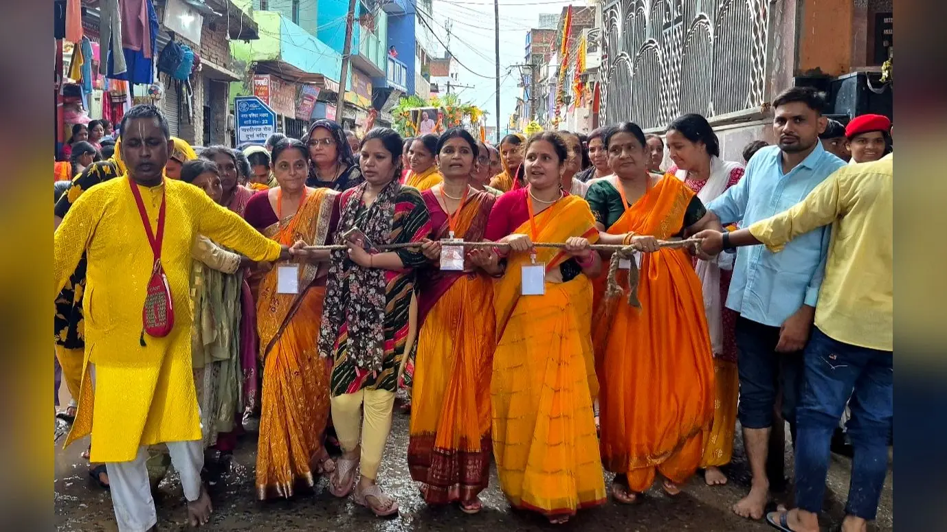 फ़ोटो कैप्शन-न्यू एरिया से निकली श्री जगन्नाथ भगवान की रथ यात्रा में शामिल श्रद्धालु | Prabhat Khabar Network फ़ोटो कैप्शन-न्यू एरिया से निकली श्री जगन्नाथ भगवान की रथ यात्रा में शामिल श्रद्धालु | Prabhat Khabar Network