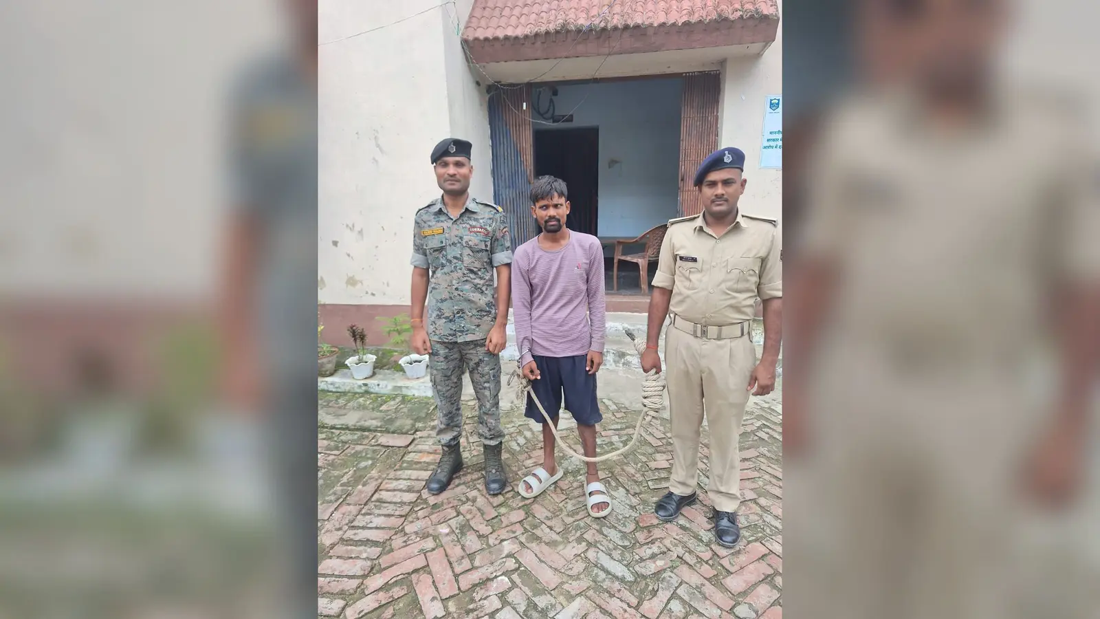 शराब मामले गिरफ्तार अभियुक्त को जेल ले जाते धमौल पुलिस. | Prabhat Khabar Network शराब मामले गिरफ्तार अभियुक्त को जेल ले जाते धमौल पुलिस. | Prabhat Khabar Network