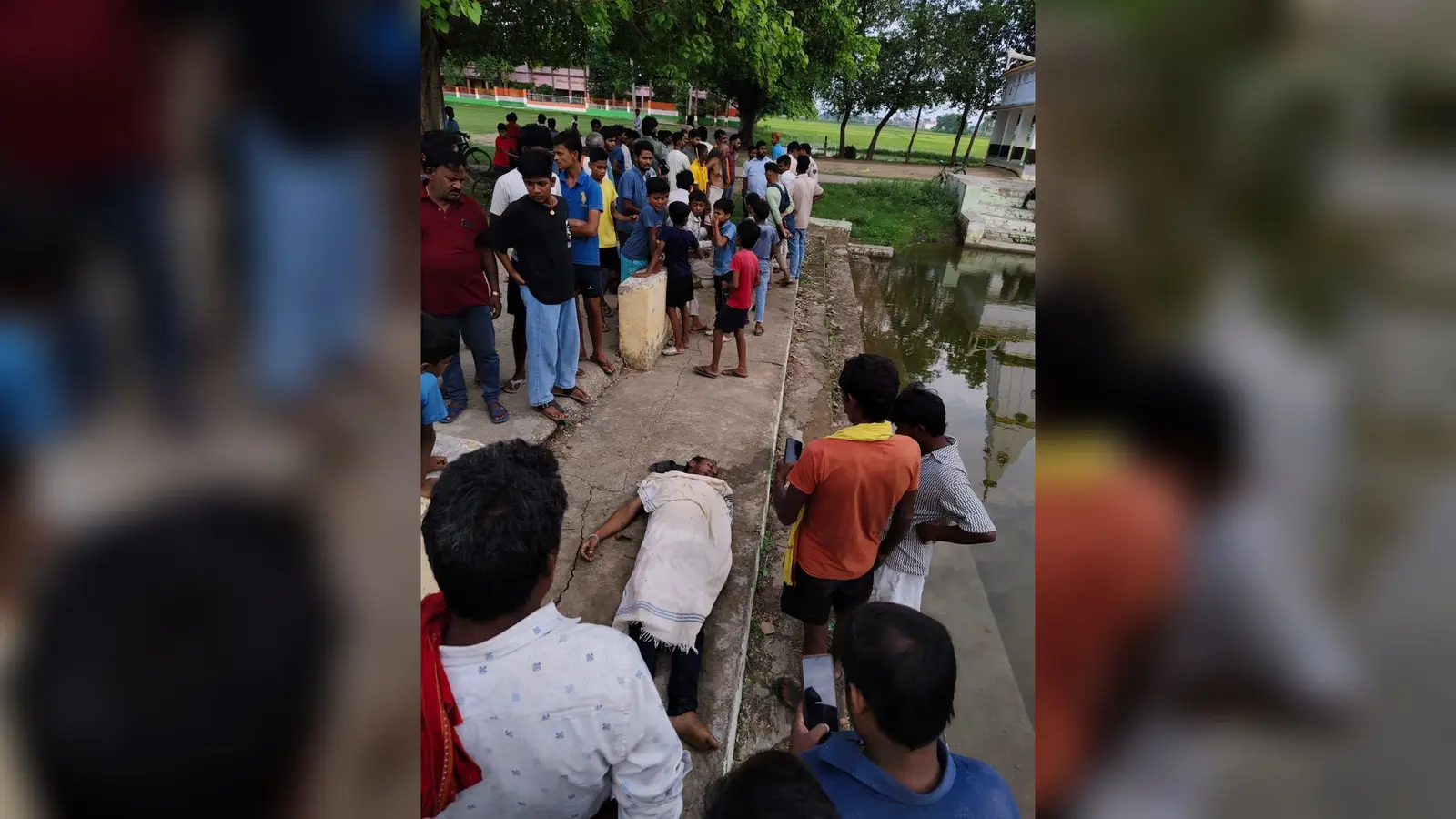 घटनास्थल पर मौजूद ग्रामीण व पानी डूबे युवक का फोटो | Prabhat Khabar Network घटनास्थल पर मौजूद ग्रामीण व पानी डूबे युवक का फोटो | Prabhat Khabar Network