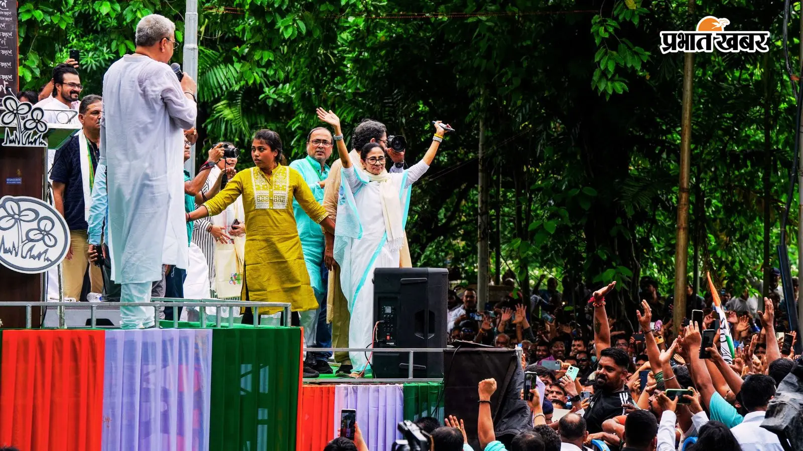 कल्याण बनर्जी के भाषण के बीच मंच पर पहुंचीं ममता बनर्जी. कल्याण बनर्जी के भाषण के बीच मंच पर पहुंचीं ममता बनर्जी.