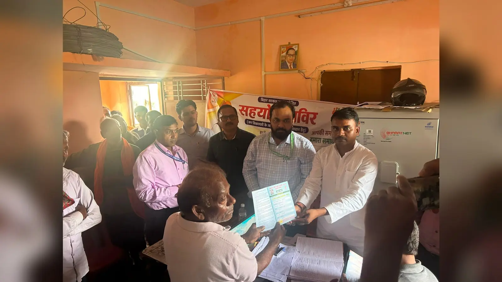 शिविर में जॉब कार्ड देते मुखिया | Prabhat Khabar Network शिविर में जॉब कार्ड देते मुखिया | Prabhat Khabar Network