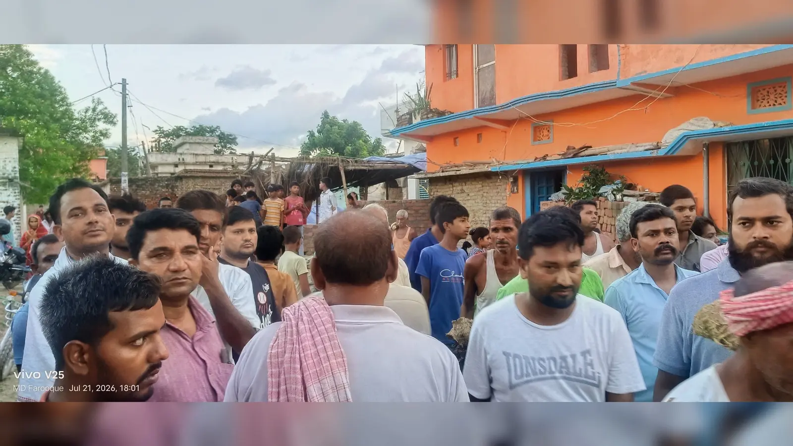 शव पहुंचने पर एकत्रित जनप्रतिनिधि और ग्रामीण | Prabhat Khabar Network शव पहुंचने पर एकत्रित जनप्रतिनिधि और ग्रामीण | Prabhat Khabar Network