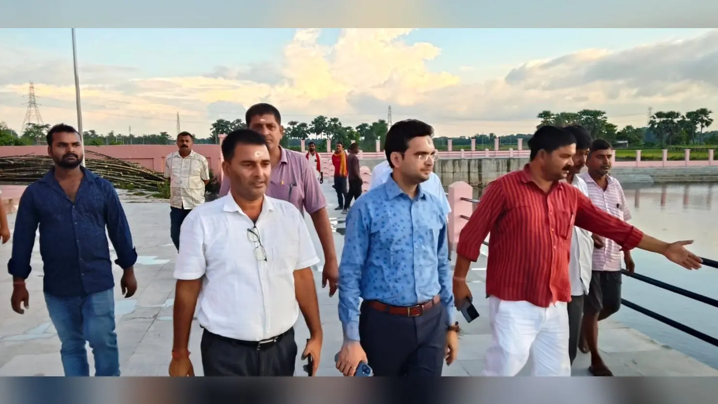 देकुली धाम मंदिर का भ्रमण करते नवपदस्थापित एसडीएम डॉ.अनंत कुमार व अन्य | Prabhat Khabar Network देकुली धाम मंदिर का भ्रमण करते नवपदस्थापित एसडीएम डॉ.अनंत कुमार व अन्य | Prabhat Khabar Network