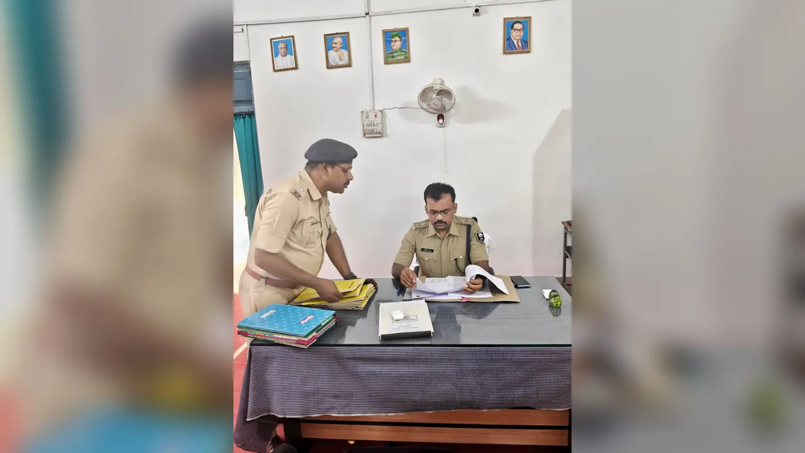 फोटो:- यातायात थाना का निरीक्षण करते एसपी जितेंद्र कुमार | Prabhat Khabar Network फोटो:- यातायात थाना का निरीक्षण करते एसपी जितेंद्र कुमार | Prabhat Khabar Network