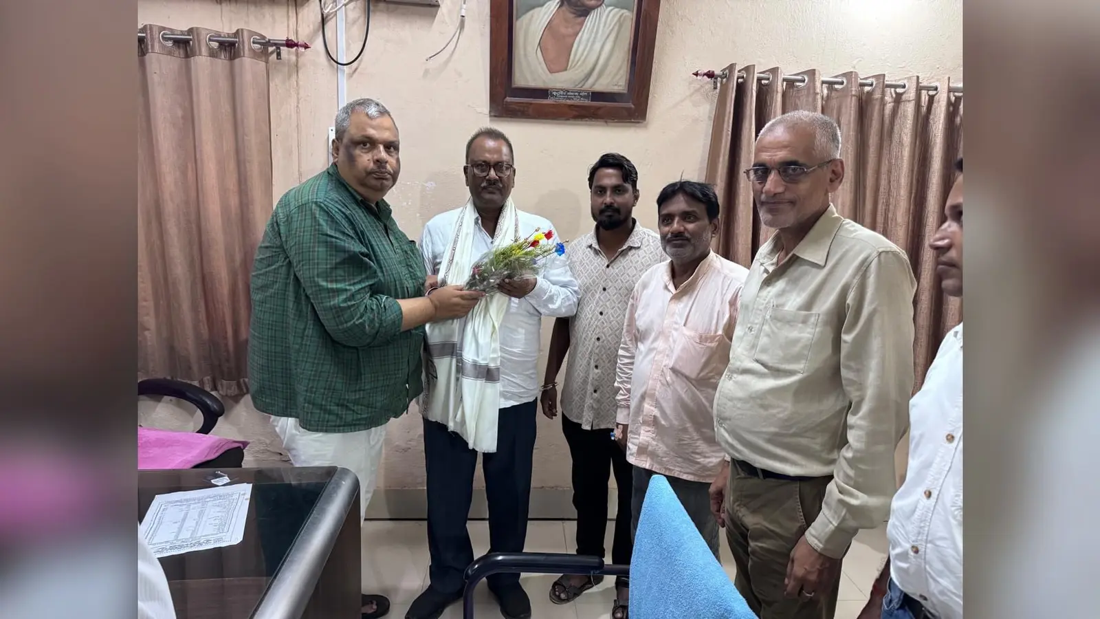 फोटो 4 कैप्शन- रजिस्ट्रार का स्वागत करते केबी झा कॉलेज के प्राचार्य | Prabhat Khabar Network फोटो 4 कैप्शन- रजिस्ट्रार का स्वागत करते केबी झा कॉलेज के प्राचार्य | Prabhat Khabar Network