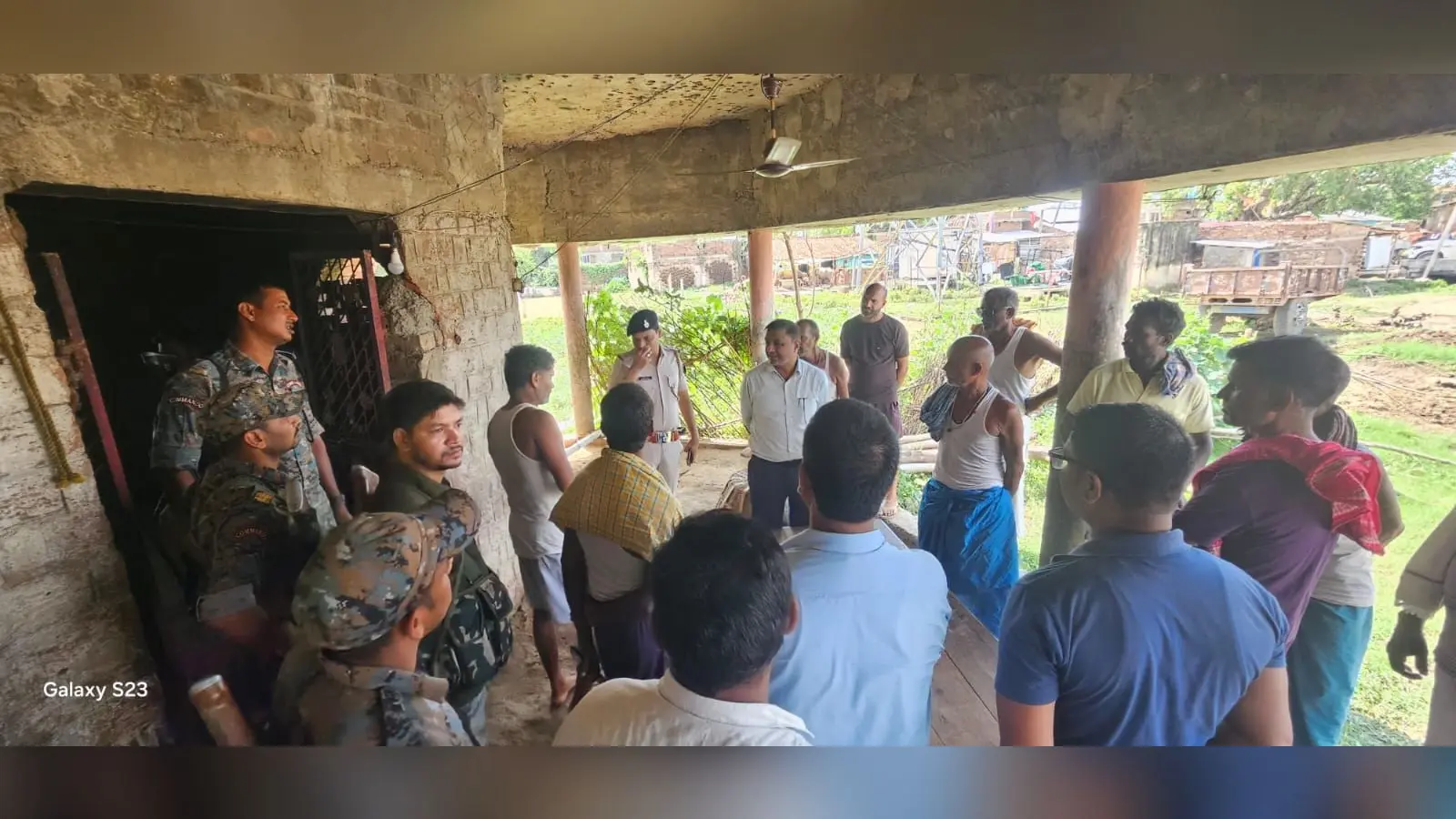 अतिक्रमण स्थल पर मौजूद पदाधिकारी एवं ग्रामीण | Prabhat Khabar Network अतिक्रमण स्थल पर मौजूद पदाधिकारी एवं ग्रामीण | Prabhat Khabar Network