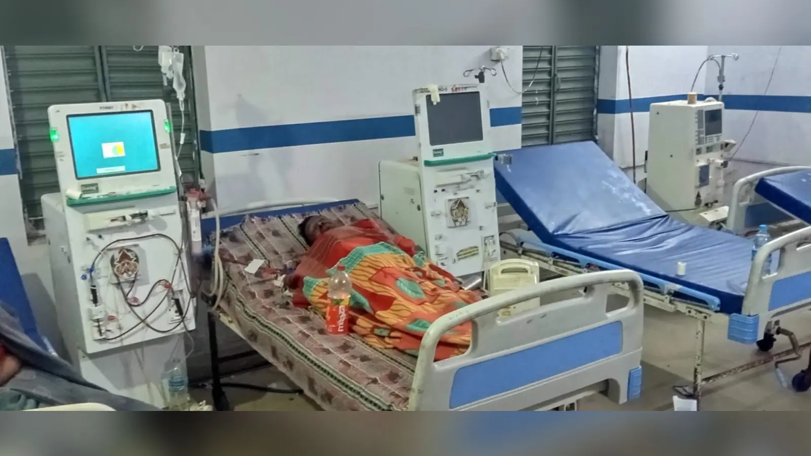 सदर अस्पताल में दो डायलिसिस मशीनें खराब, कतार में लगे मरीज, इलाज के लिए मचा हाहाकार | Prabhat Khabar Network सदर अस्पताल में दो डायलिसिस मशीनें खराब, कतार में लगे मरीज, इलाज के लिए मचा हाहाकार | Prabhat Khabar Network