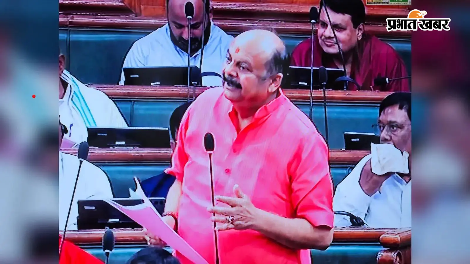 सदन के अंदर की तस्वीर सदन के अंदर की तस्वीर