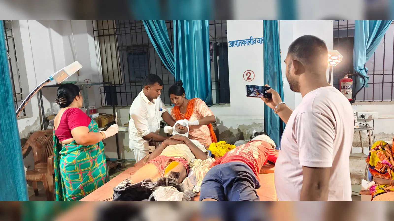 जख्मियों का इलाज करती ऑन ड्यूटी नर्स व महिला डॉक्टर | Prabhat Khabar Network जख्मियों का इलाज करती ऑन ड्यूटी नर्स व महिला डॉक्टर | Prabhat Khabar Network