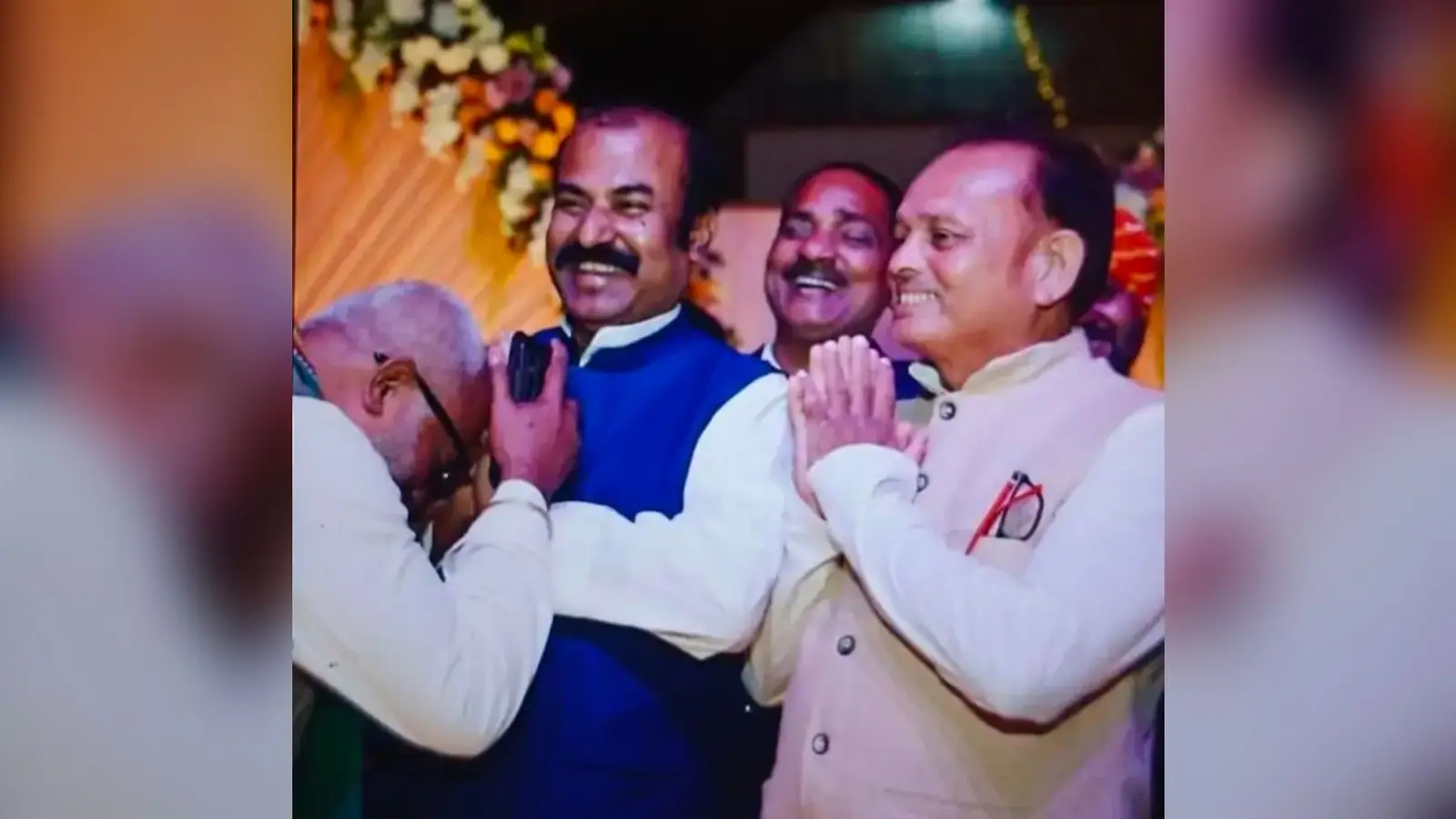 1 बछवारा के कादराबाद विद्यालय 2 आरोपी प्रधानाध्यक का बिहार सरकार के मंत्री मदन सहनी के साथ फाइल फोटो 3 स्कूल में हंगामा करते हुए स्थानीय लोग | Prabhat Khabar Network 1 बछवारा के कादराबाद विद्यालय 2 आरोपी प्रधानाध्यक का बिहार सरकार के मंत्री मदन सहनी के साथ फाइल फोटो 3 स्कूल में हंगामा करते हुए स्थानीय लोग | Prabhat Khabar Network