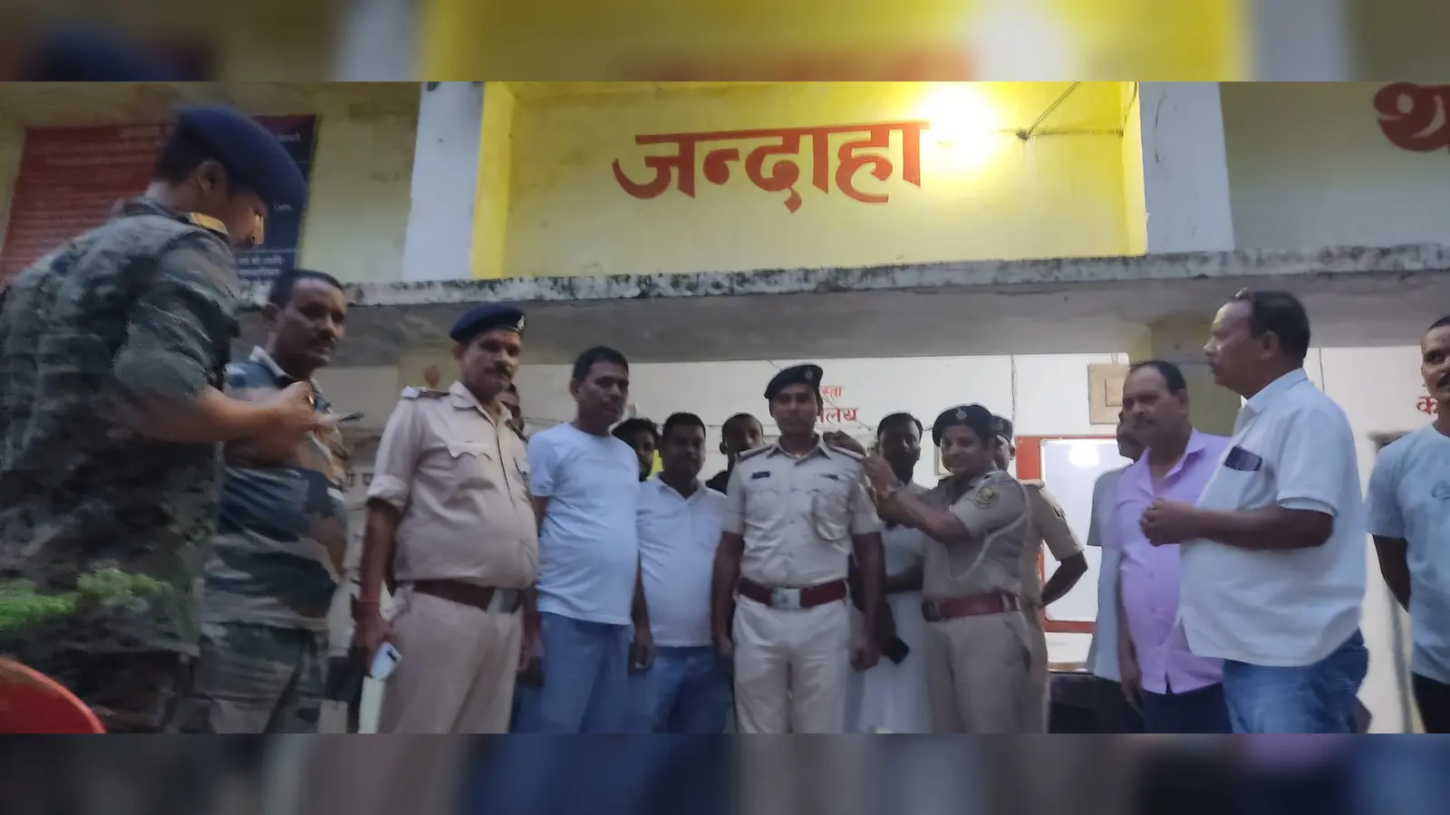 स्टार लगाते थाना अध्यक्ष अनामिका कुमारी | Prabhat Khabar Network स्टार लगाते थाना अध्यक्ष अनामिका कुमारी | Prabhat Khabar Network