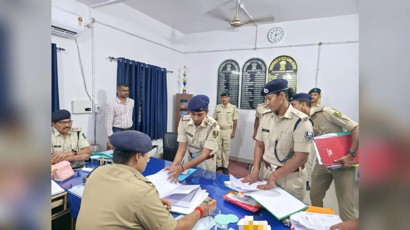 एसपी आवश्यक पुलिस पदाधिकारी को निर्देश देते हुए | Prabhat Khabar Network एसपी आवश्यक पुलिस पदाधिकारी को निर्देश देते हुए | Prabhat Khabar Network