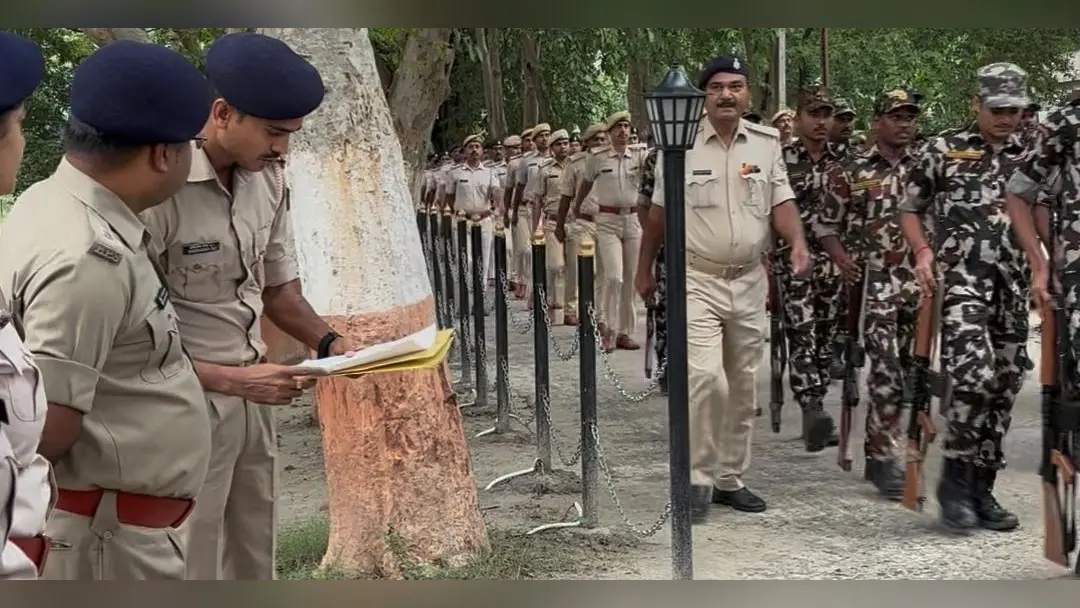 महुआ एसडीपीओ पुलिस लाइन का निरीक्षण करते हुए | Prabhat Khabar Network महुआ एसडीपीओ पुलिस लाइन का निरीक्षण करते हुए | Prabhat Khabar Network