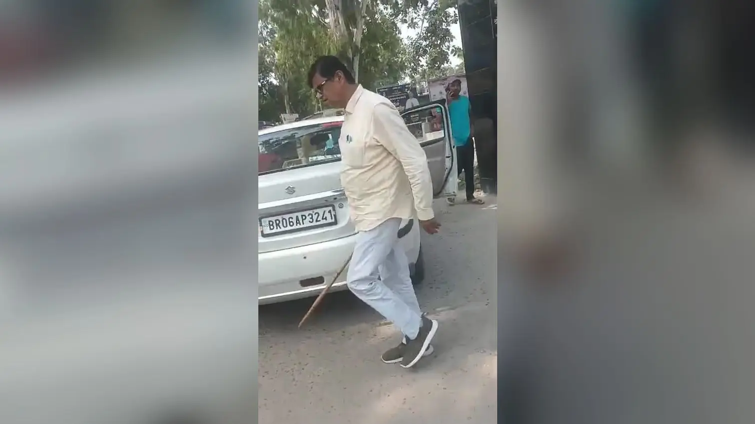 फोटो -52- वायरल वीडियो में डंडा लेकर जाते अधिकारी | Prabhat Khabar Network फोटो -52- वायरल वीडियो में डंडा लेकर जाते अधिकारी | Prabhat Khabar Network