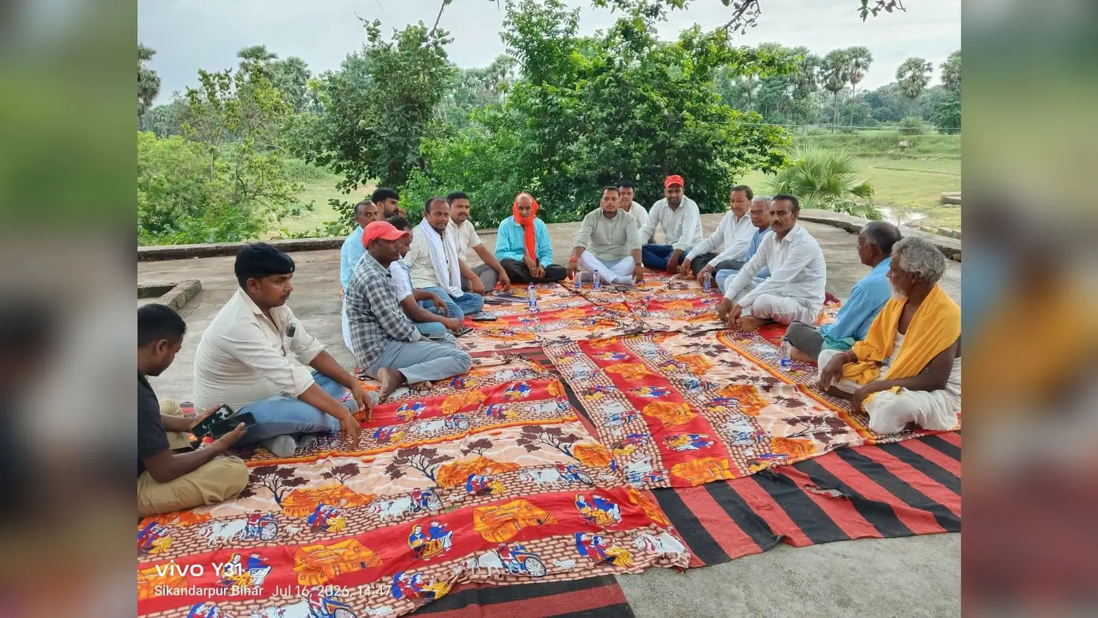फोटो कैप्शन : बैठक मे मौजूद विधायक और अन्य | Prabhat Khabar Network फोटो कैप्शन : बैठक मे मौजूद विधायक और अन्य | Prabhat Khabar Network