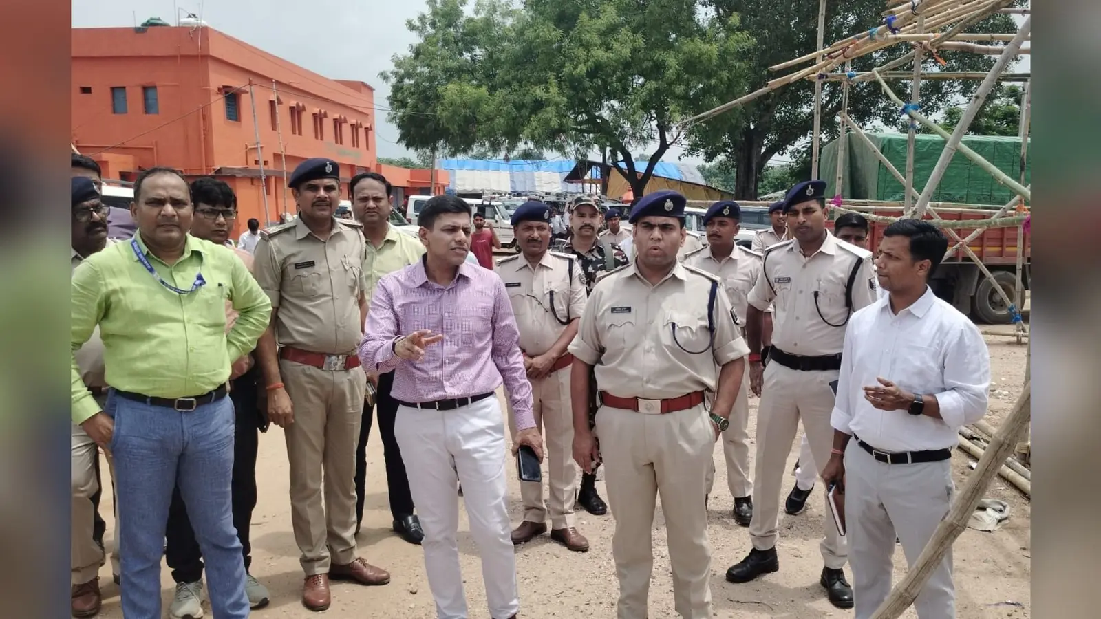 अबरखा में निरीक्षण करते डीएम व एसपी | Prabhat Khabar Network अबरखा में निरीक्षण करते डीएम व एसपी | Prabhat Khabar Network