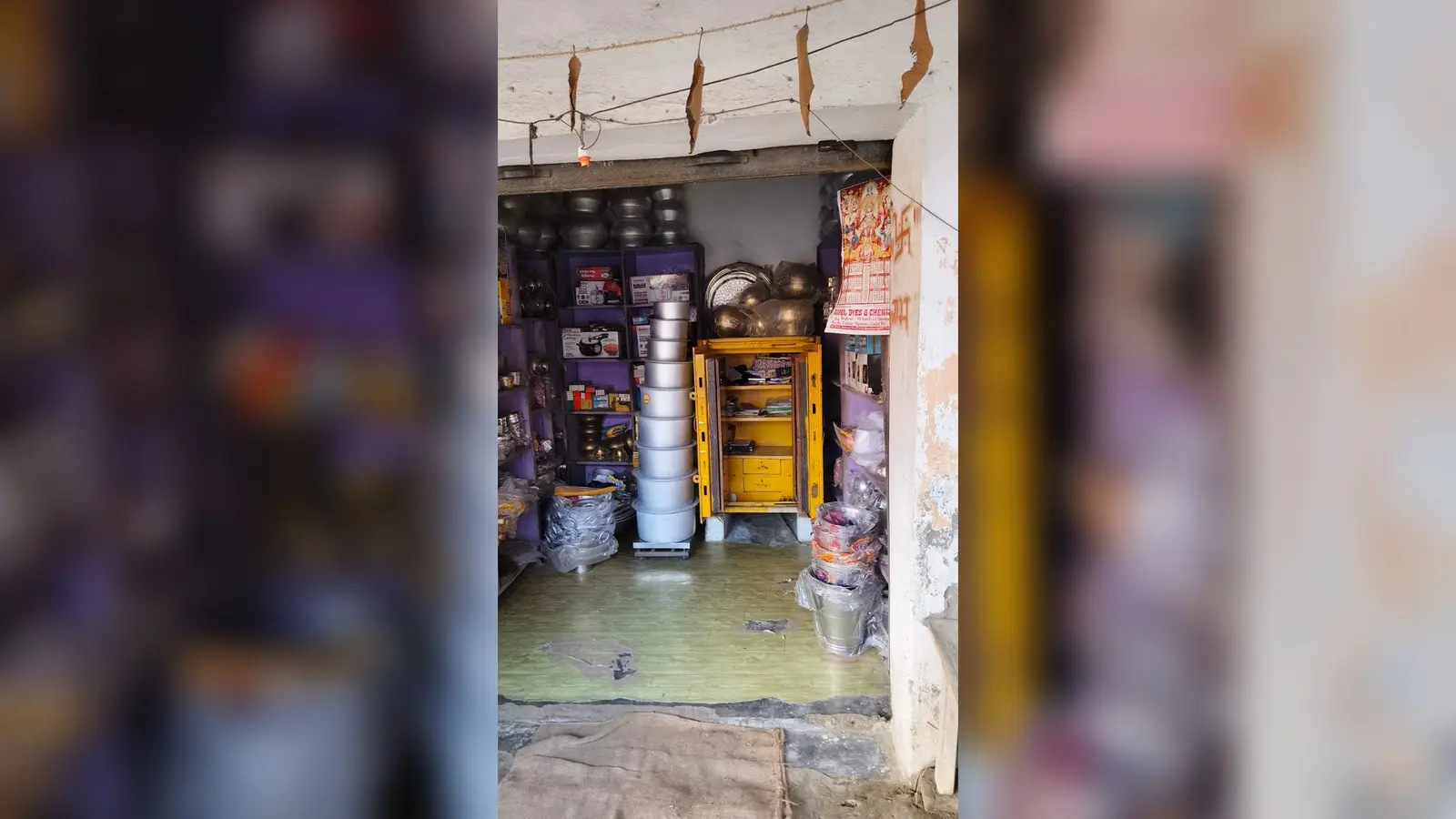 फोटो कैप्सन : घटना के बाद खुला पड़ा अलमीरा | Prabhat Khabar Network फोटो कैप्सन : घटना के बाद खुला पड़ा अलमीरा | Prabhat Khabar Network