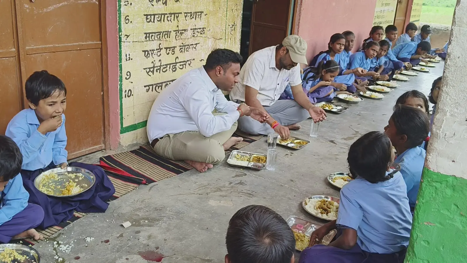 सुगांव मध्य विद्यालय में बच्चों के साथ मध्याह्न भोजन करते एसडीएम | Prabhat Khabar Network सुगांव मध्य विद्यालय में बच्चों के साथ मध्याह्न भोजन करते एसडीएम | Prabhat Khabar Network