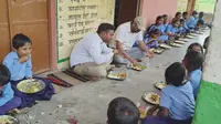 जहानाबाद के एसडीएम ने बच्चों संग जमीन पर बैठकर किया मध्याह्न भोजन, सादगी देख ग्रामीणों ने की सराहना