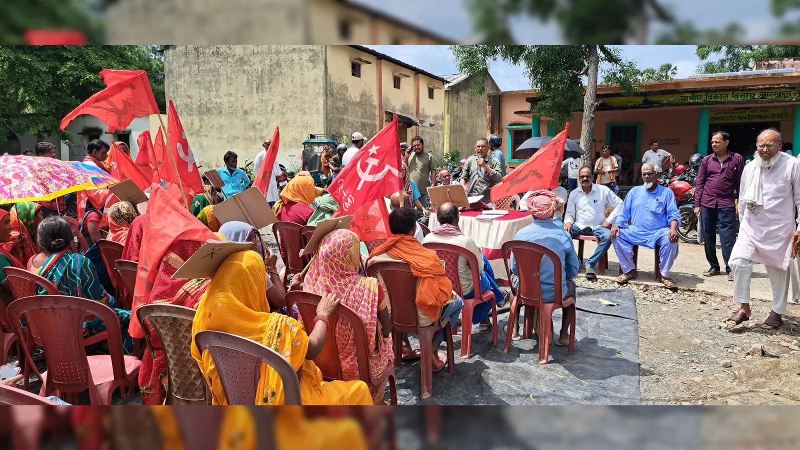 रेलवे लाइन का रूट चेंज करने को लेकर धरना प्रदर्शन करते झारखंड राज्य किसान सभा के लोग. | Prabhat Khabar Network रेलवे लाइन का रूट चेंज करने को लेकर धरना प्रदर्शन करते झारखंड राज्य किसान सभा के लोग. | Prabhat Khabar Network