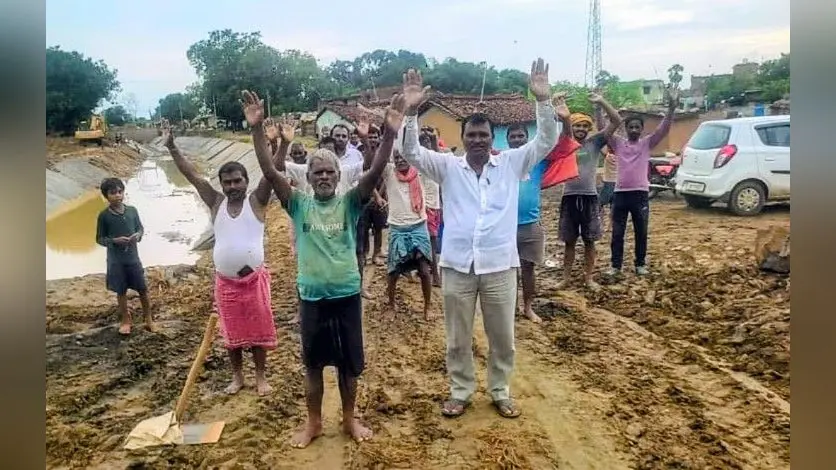 अनियमितता के खिलाफ विरोध प्रकट करते मुखिया व ग्रामीण. | Prabhat Khabar Network अनियमितता के खिलाफ विरोध प्रकट करते मुखिया व ग्रामीण. | Prabhat Khabar Network