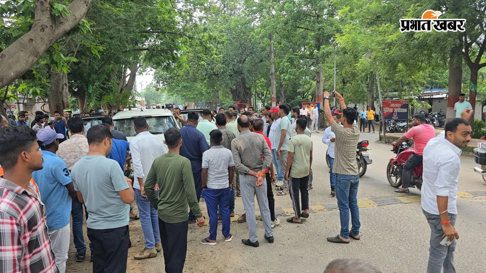 घटनास्थल में लोगों की भीड़ घटनास्थल में लोगों की भीड़