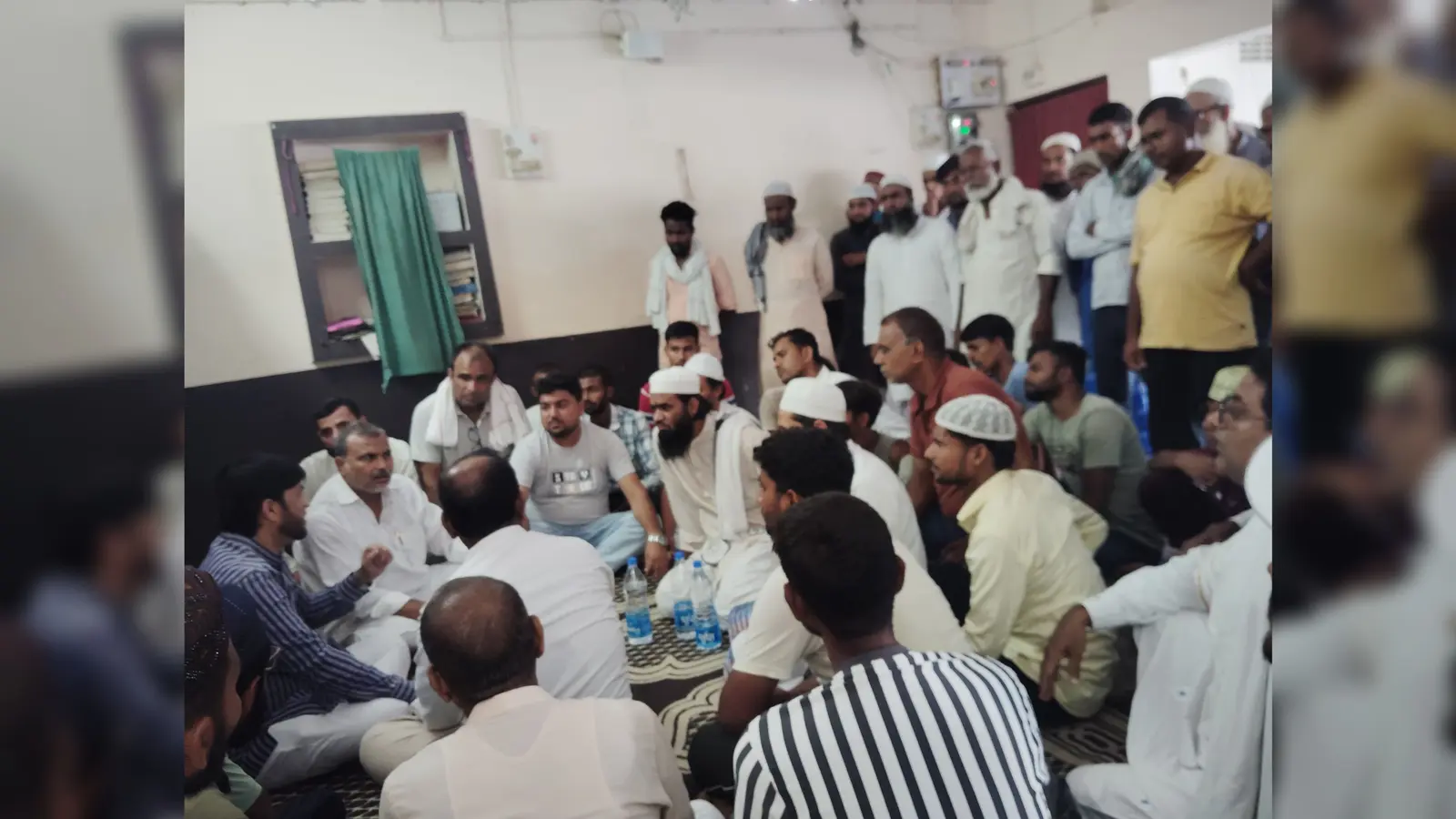 ग्रामीणों के साथ सुगौली मस्जिद में बैठक करते जिला सदर | Prabhat Khabar Network ग्रामीणों के साथ सुगौली मस्जिद में बैठक करते जिला सदर | Prabhat Khabar Network
