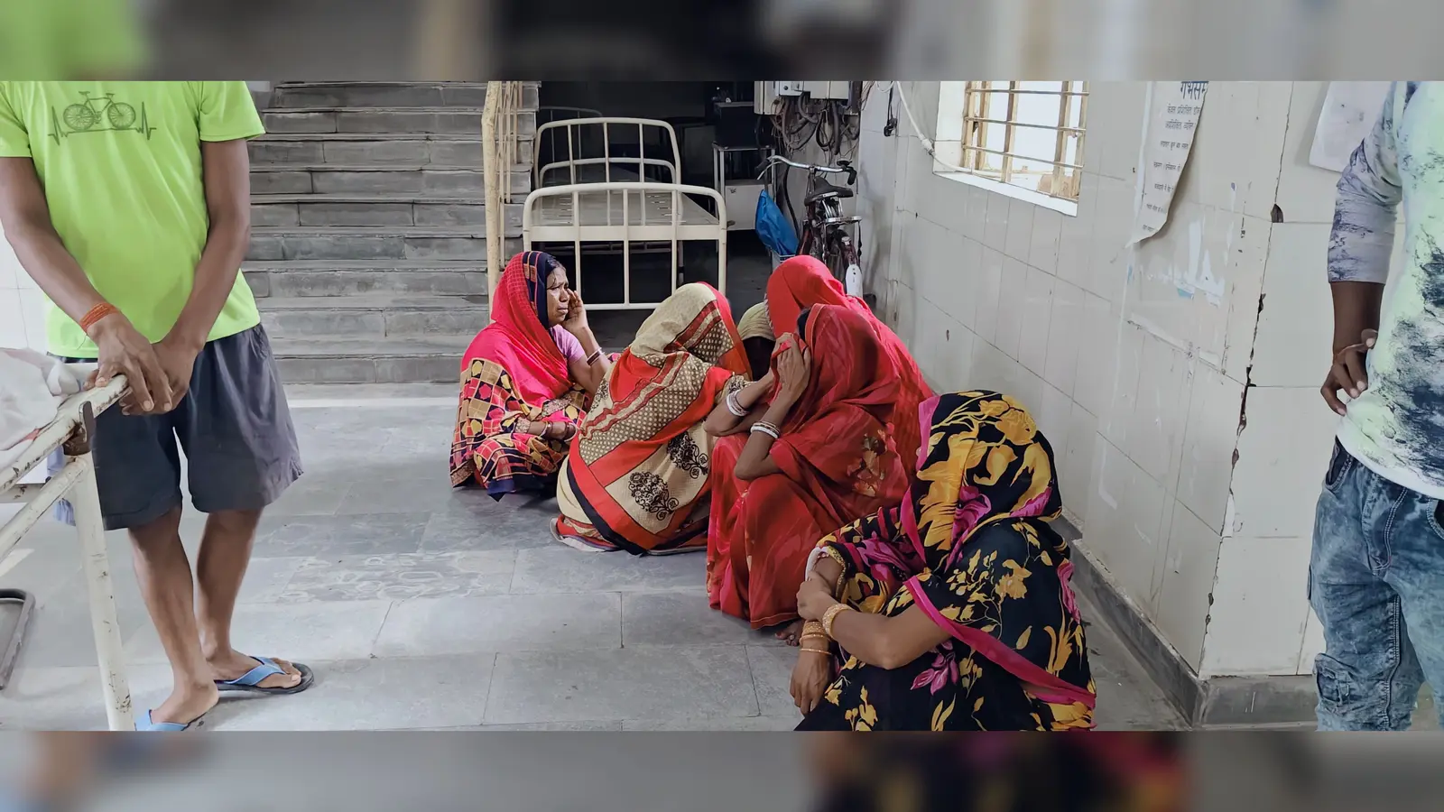 फोटो :रोते बिलखते परिजन व मृतक का फाइल फोटो | Prabhat Khabar Network फोटो :रोते बिलखते परिजन व मृतक का फाइल फोटो | Prabhat Khabar Network