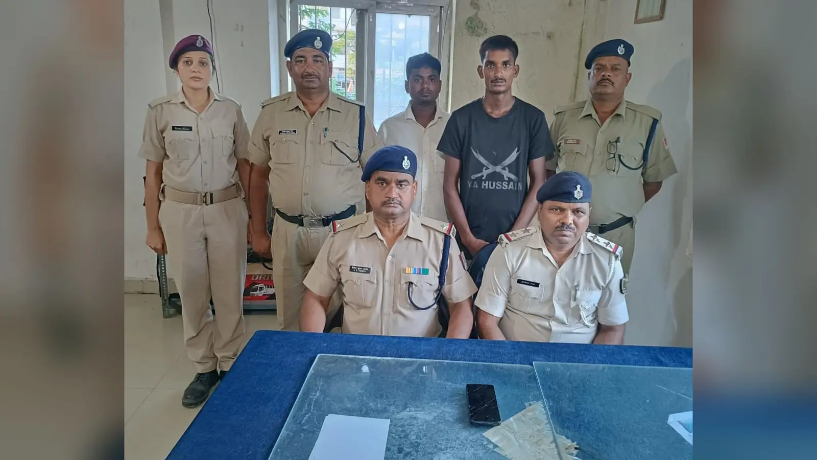चोरी की मोबाइल सहित गिरफ्तार आरोपी के साथ आरपीएफ एवं जीआरपी के अधिकारी | Prabhat Khabar Network चोरी की मोबाइल सहित गिरफ्तार आरोपी के साथ आरपीएफ एवं जीआरपी के अधिकारी | Prabhat Khabar Network