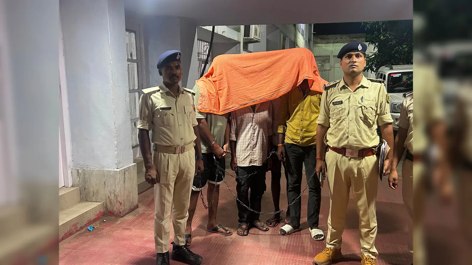 फोटो कस्टडी में आरोपी मौजूद पुलिस पदाधिकारी एवं बल | Prabhat Khabar Network फोटो कस्टडी में आरोपी मौजूद पुलिस पदाधिकारी एवं बल | Prabhat Khabar Network