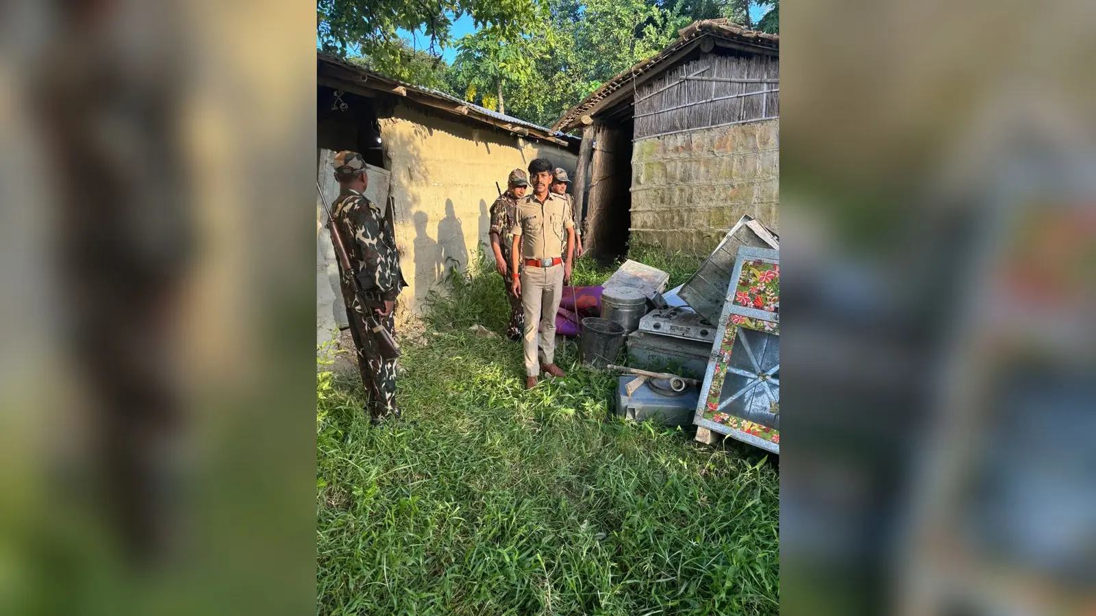 आरोपी अभियुक्त के घर कुर्की जाप्ति करती पुलिस अभियुक्त के घर कुर्की का बरामद सामान | Prabhat Khabar Network आरोपी अभियुक्त के घर कुर्की जाप्ति करती पुलिस अभियुक्त के घर कुर्की का बरामद सामान | Prabhat Khabar Network