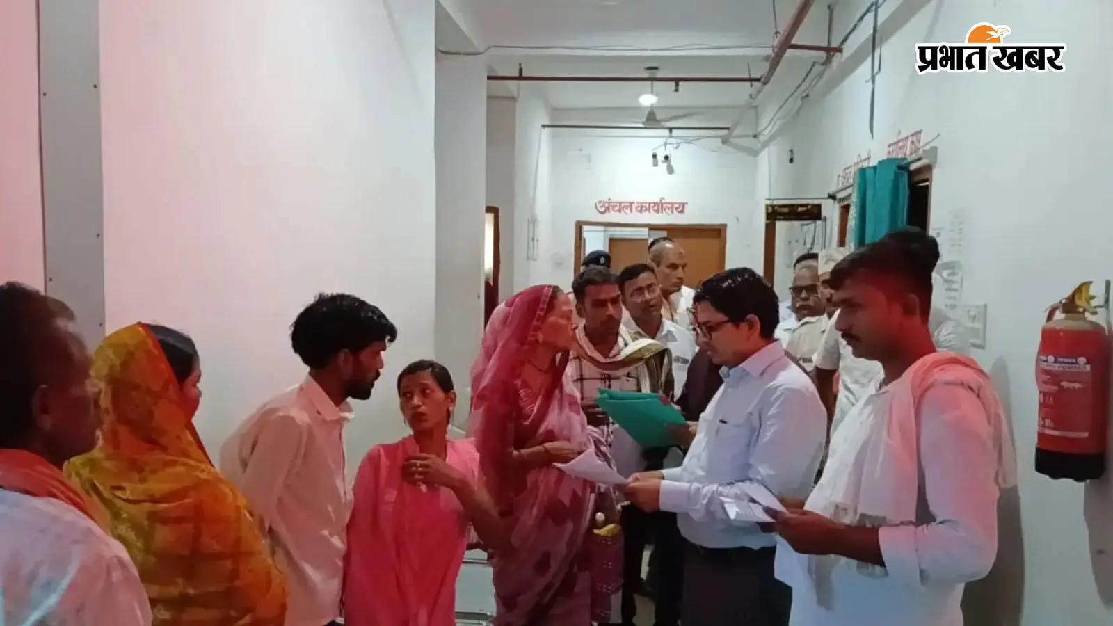 राजपुर में एडीएम ने अंचल कार्यालय का किया औचक निरीक्षण, दिए कड़े निर्देश राजपुर में एडीएम ने अंचल कार्यालय का किया औचक निरीक्षण, दिए कड़े निर्देश