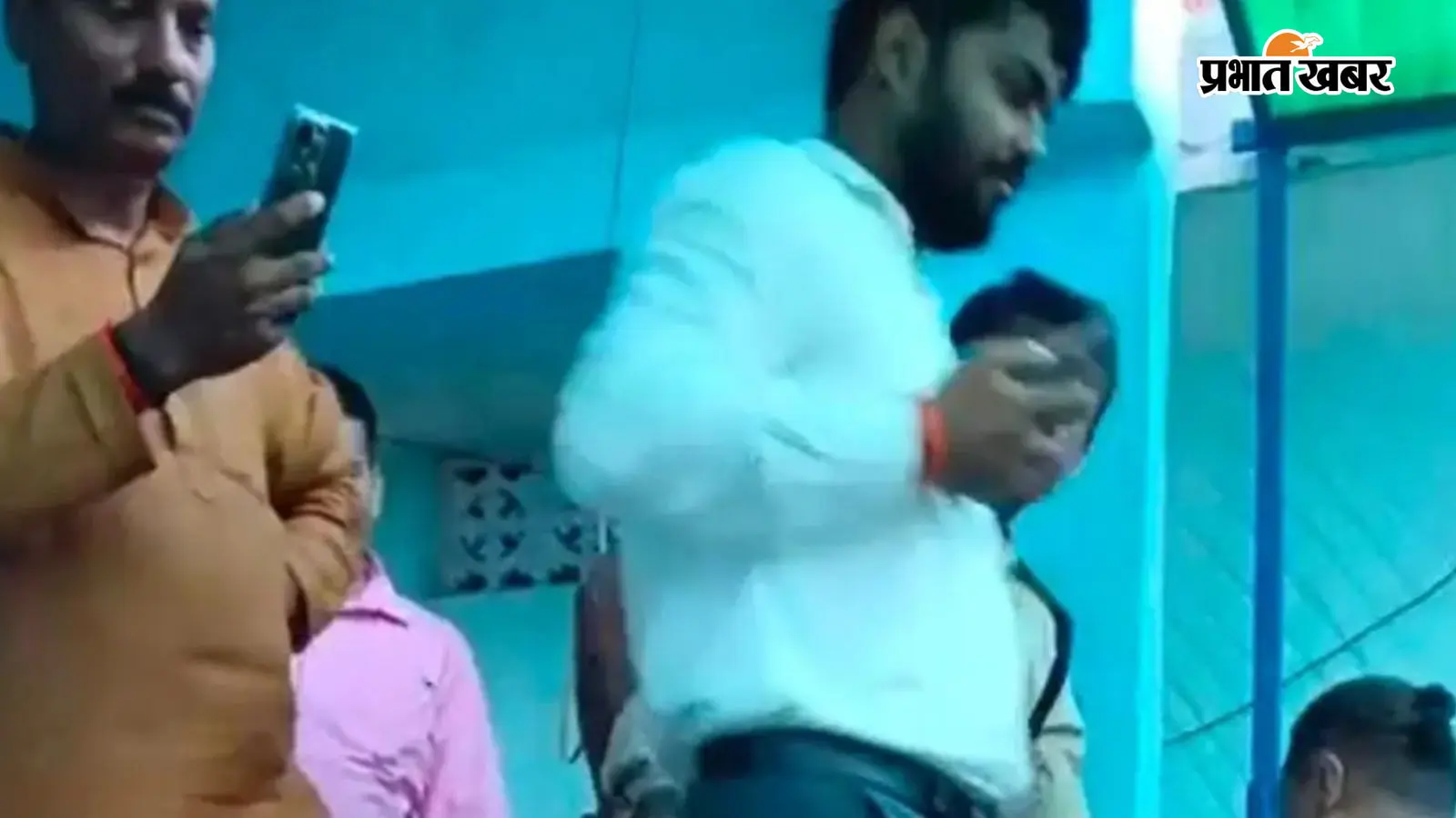 मौके पर पहुंचे पदाधिकारी मौके पर पहुंचे पदाधिकारी