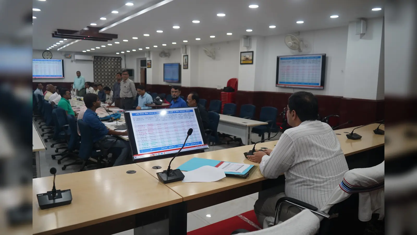 अधिकारियों के साथ बैठेक करते जिलाधिकारी | Prabhat Khabar Network अधिकारियों के साथ बैठेक करते जिलाधिकारी | Prabhat Khabar Network