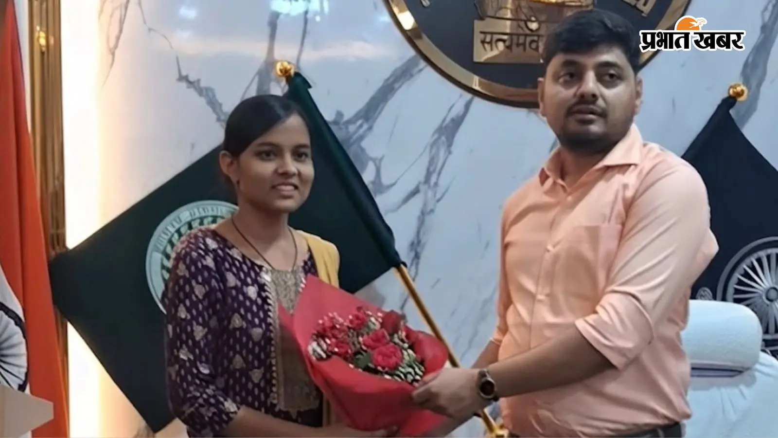 पूनम को सम्मानित करते डीसी. पूनम को सम्मानित करते डीसी.