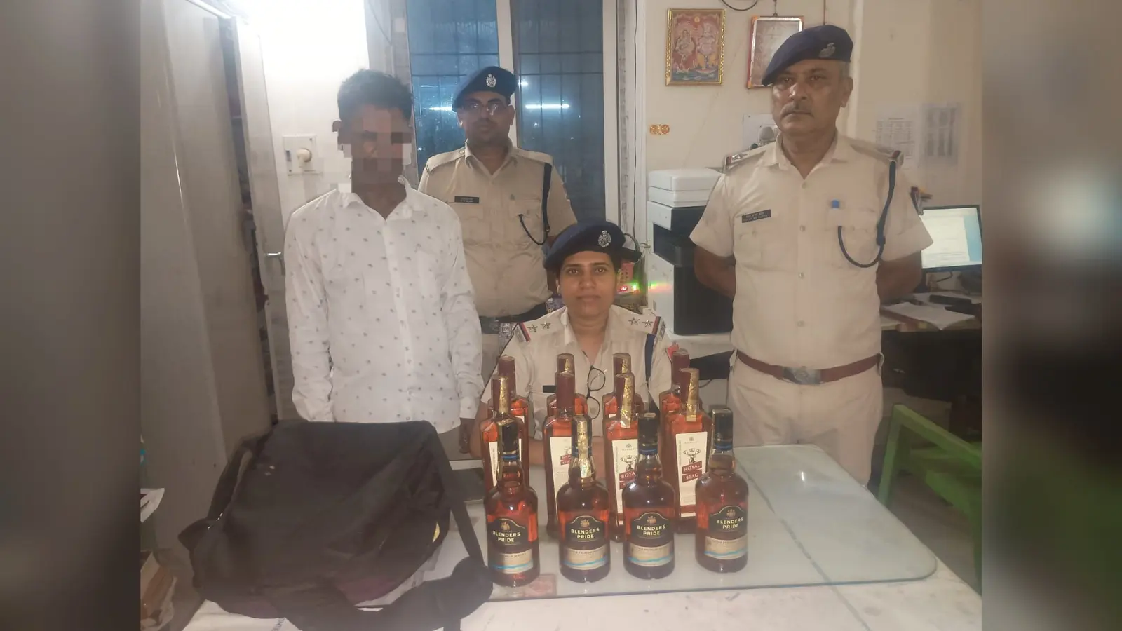 फोटो बरामद शराब के साथ रेल पुलिस, गिरफ्तार आरोपी | Prabhat Khabar Network फोटो बरामद शराब के साथ रेल पुलिस, गिरफ्तार आरोपी | Prabhat Khabar Network