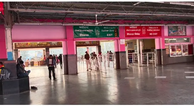 फोटो कटिहार रेलवे स्टेशन पर लोगों की जांच करते आरपीएफ | Prabhat Khabar Network फोटो कटिहार रेलवे स्टेशन पर लोगों की जांच करते आरपीएफ | Prabhat Khabar Network