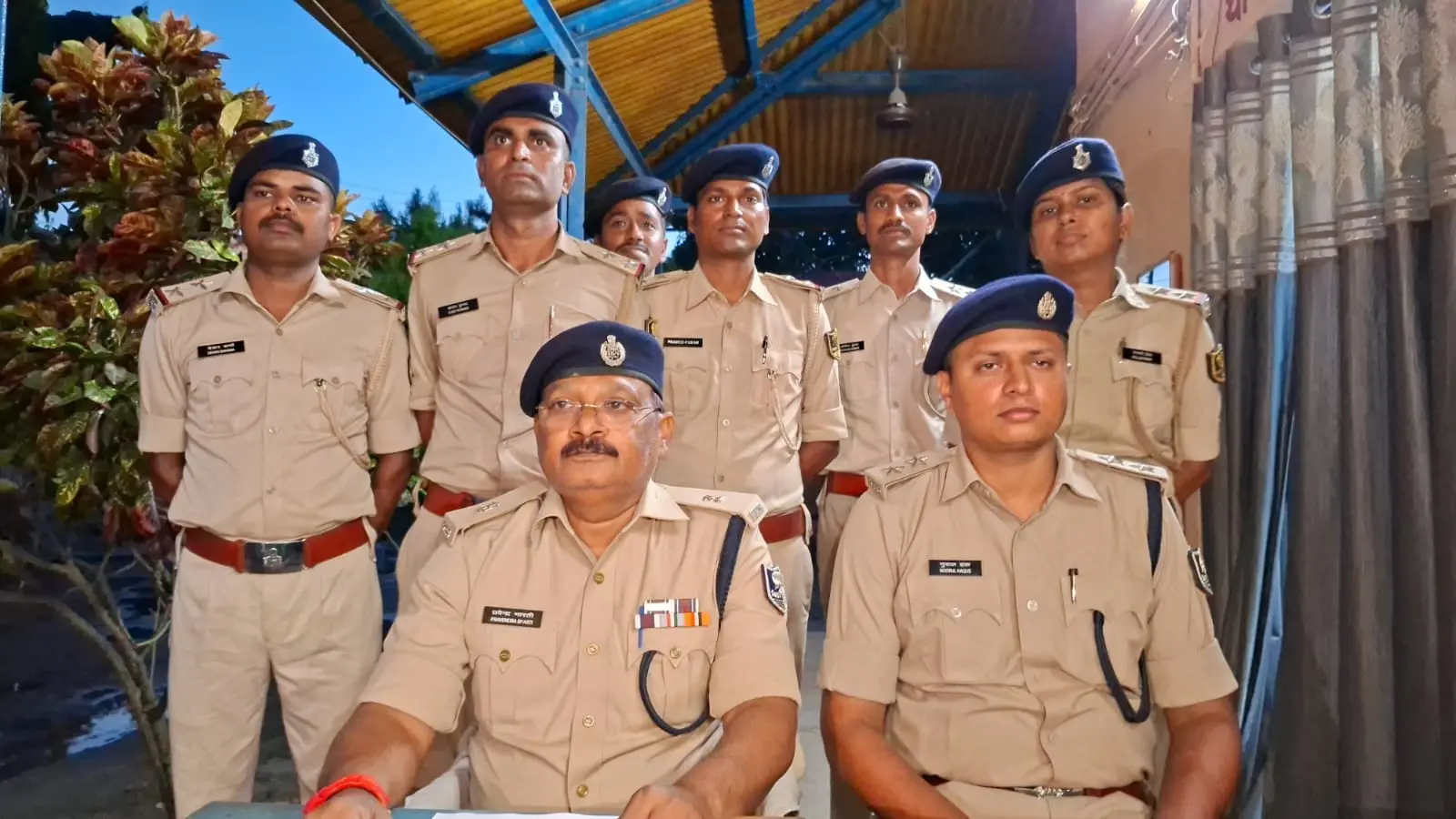 चोरी की गाड़ियों को देखते एएसपी प्रमेन्द्र भारती | Prabhat Khabar Network चोरी की गाड़ियों को देखते एएसपी प्रमेन्द्र भारती | Prabhat Khabar Network