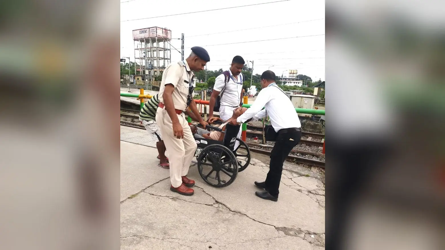 सेवा कार्य में लगी आर पी एफ | Prabhat Khabar Network सेवा कार्य में लगी आर पी एफ | Prabhat Khabar Network