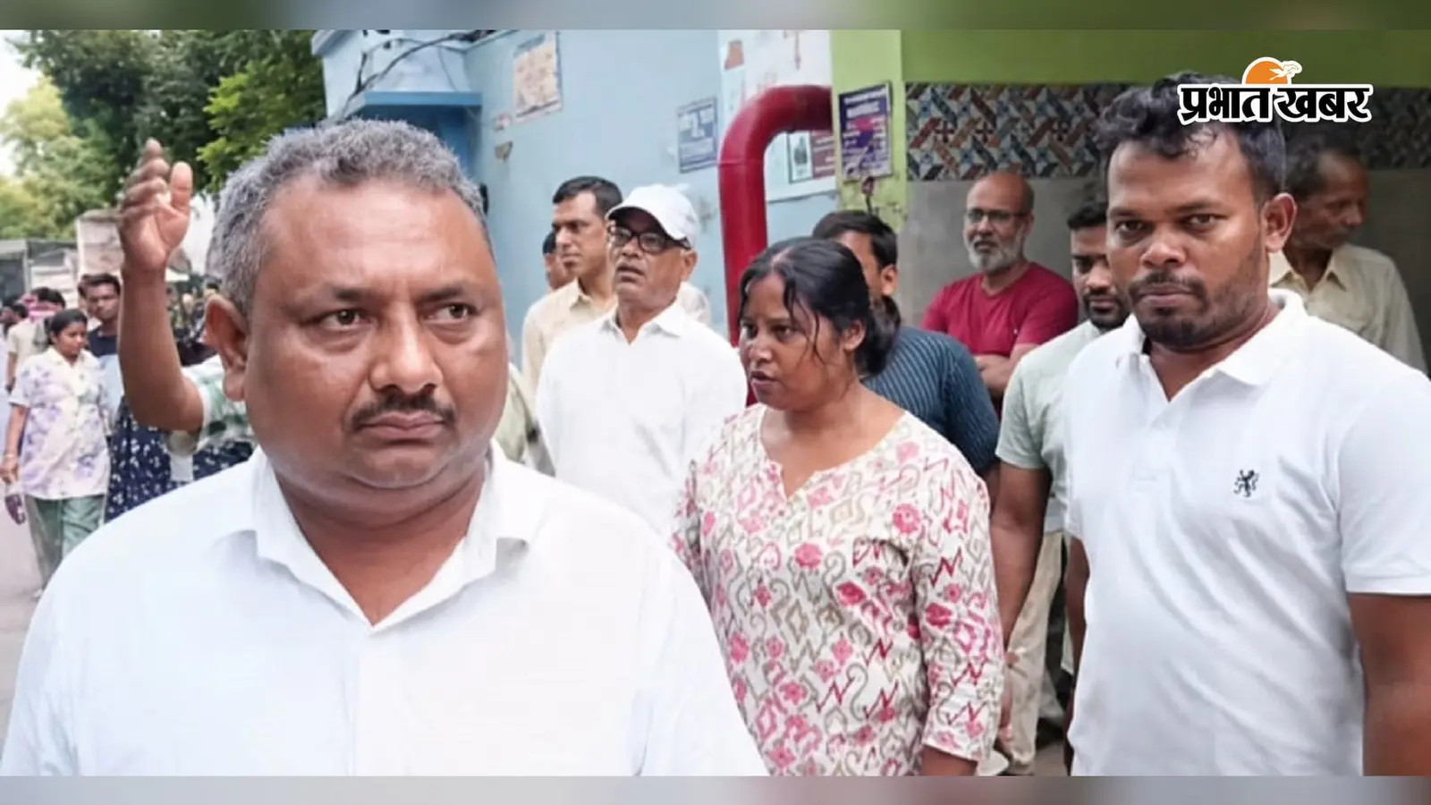 अस्पताल से बाहर आती मालती टुडू अस्पताल से बाहर आती मालती टुडू