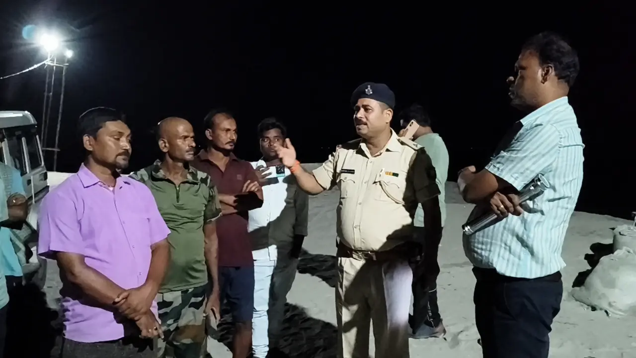 सदर अस्पताल में परिजन से बात करती पुलिस | Prabhat Khabar Network सदर अस्पताल में परिजन से बात करती पुलिस | Prabhat Khabar Network