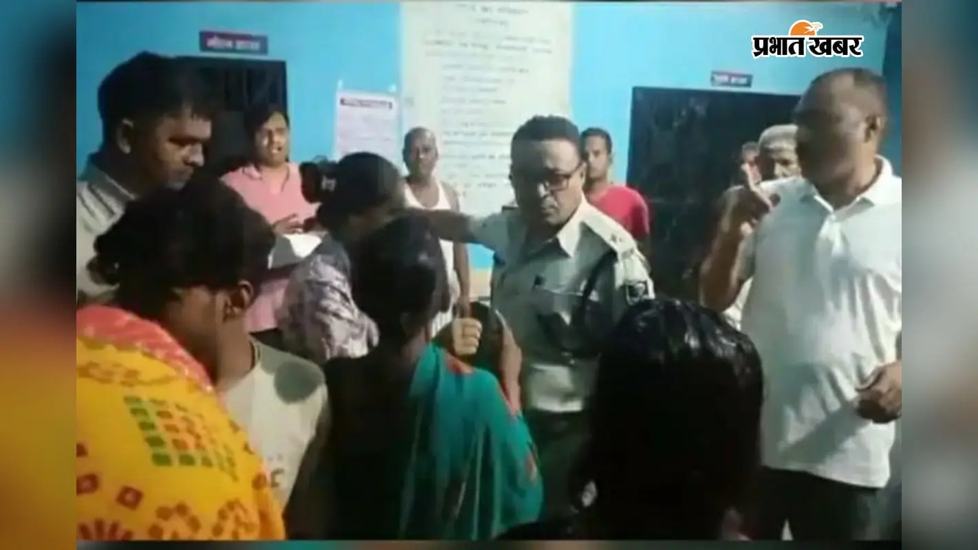 थाने में हंगामा करते परिजन. थाने में हंगामा करते परिजन.