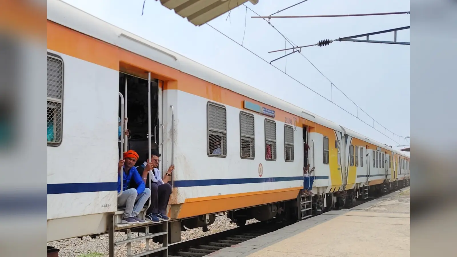 ट्रेन के गेट पर बैठकर यात्रा करते यात्री | Prabhat Khabar Network ट्रेन के गेट पर बैठकर यात्रा करते यात्री | Prabhat Khabar Network