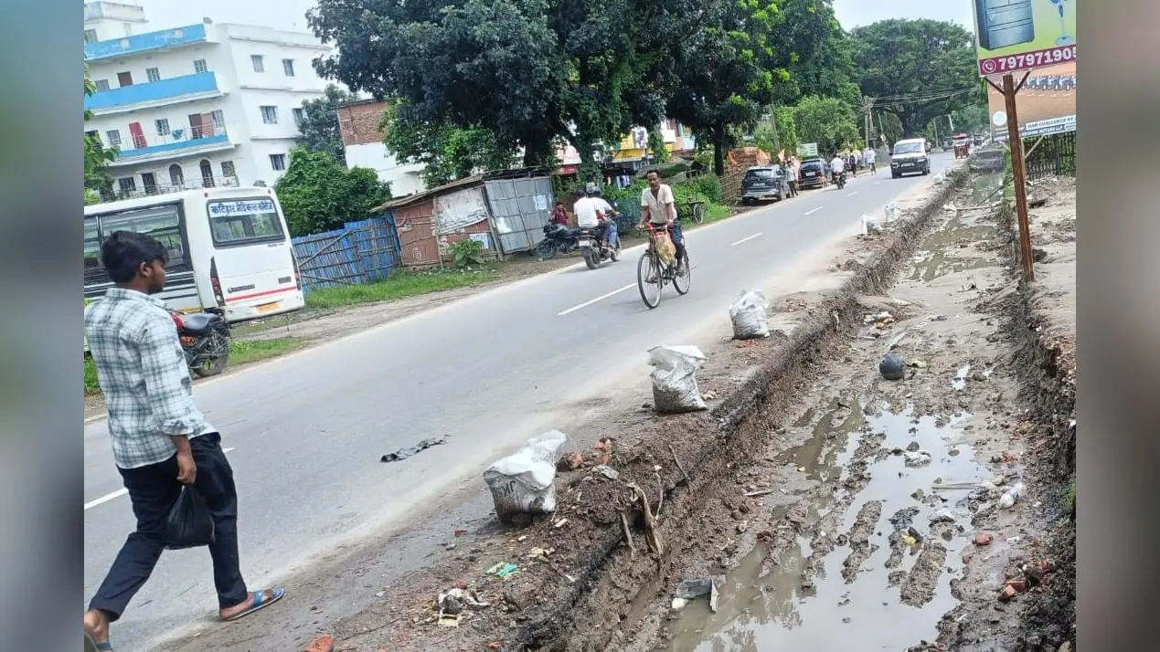 फोटो कैप्शन, कटिहार, सड़क चौड़ीकरण कार्य के दौरान बोरी में मिट्टी भर रखकर सुरक्षा के नाम पर किया जा रहा कोरम | Prabhat Khabar Network फोटो कैप्शन, कटिहार, सड़क चौड़ीकरण कार्य के दौरान बोरी में मिट्टी भर रखकर सुरक्षा के नाम पर किया जा रहा कोरम | Prabhat Khabar Network