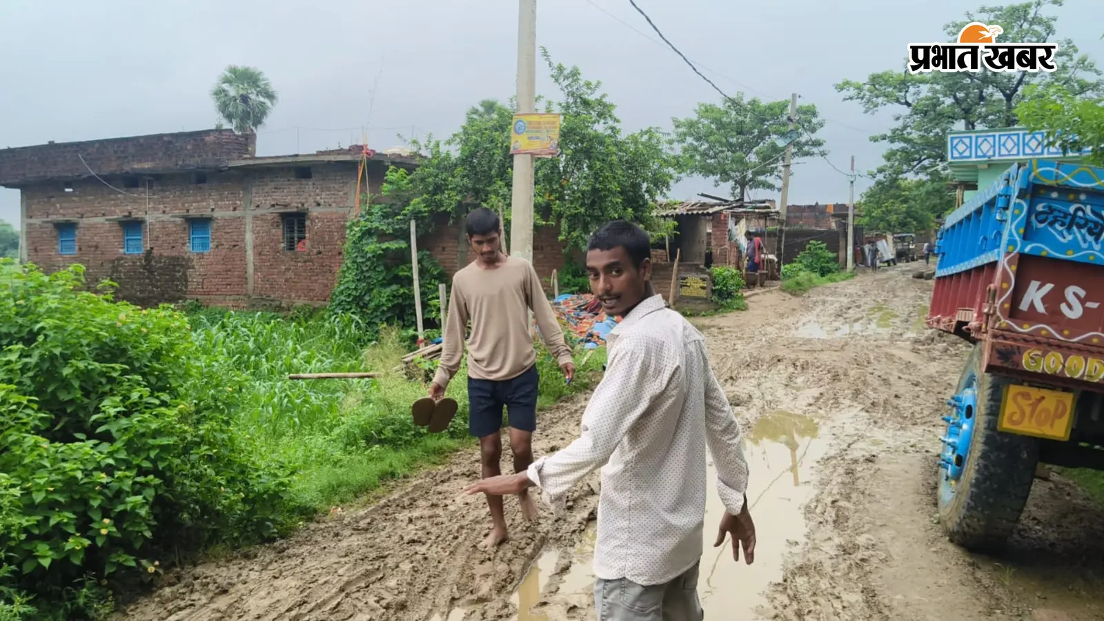अधूरी सड़क और खुले चेंबर से बढ़ा हादसों का खतरा अधूरी सड़क और खुले चेंबर से बढ़ा हादसों का खतरा