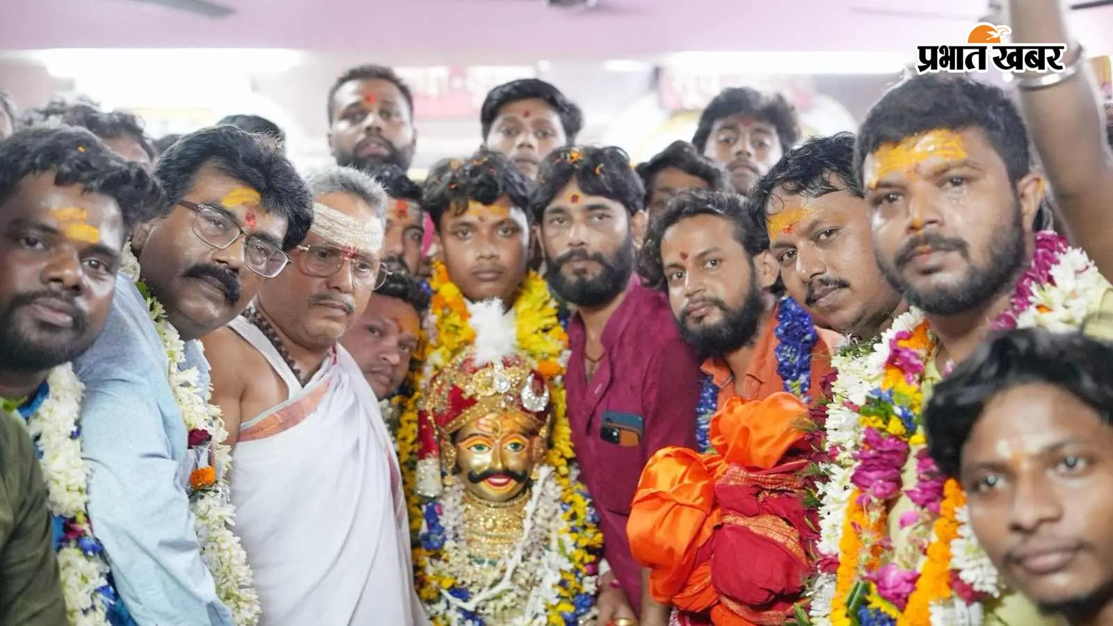महाकाल सेवा दल की ओर से लाया गया चंद्रमोलेश्वर स्वरूप मूर्ति महाकाल सेवा दल की ओर से लाया गया चंद्रमोलेश्वर स्वरूप मूर्ति