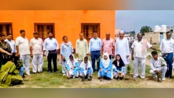 शिक्षकों की देखरेख में पौधरोपण करते विद्यार्थी | Prabhat Khabar Network शिक्षकों की देखरेख में पौधरोपण करते विद्यार्थी | Prabhat Khabar Network