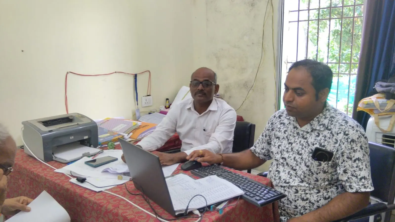 फोटो:अपने कार्यालय वैश्म में जानकारी देते एमओ | Prabhat Khabar Network फोटो:अपने कार्यालय वैश्म में जानकारी देते एमओ | Prabhat Khabar Network